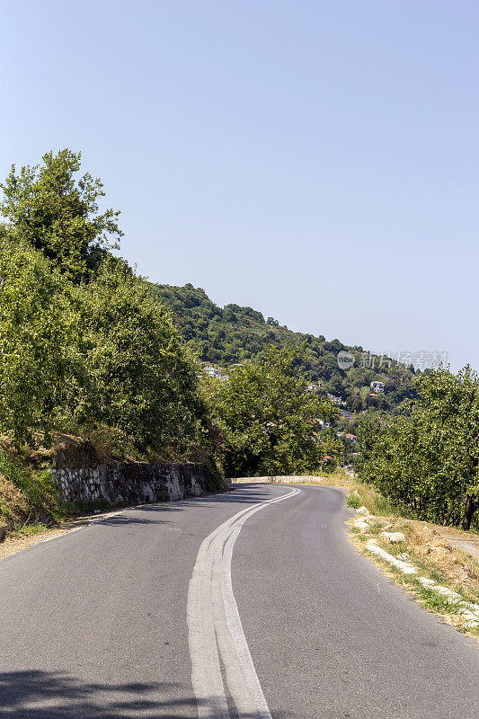 通往村庄附近山区的道路(希腊Magnesia Pelion)